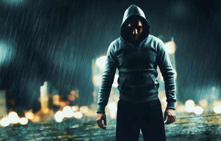 Effektive KRAV-MAGA-Verteidigungstechniken für den Straßenkampf; gegen Waffen und mehrere Angreifer