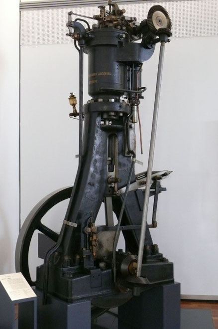Älterster noch existierender Dieselmotor der Welt im MAN-Museum in Augsburg. Gewicht etwa 3,6 Tonnen.