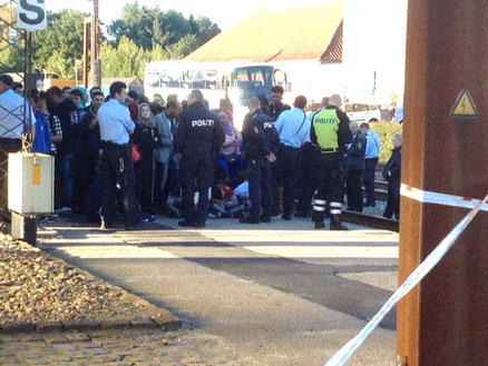 "Politiet har adskilt os aktivister fra de flygtninge, vi er kommet for at hjælpe..."