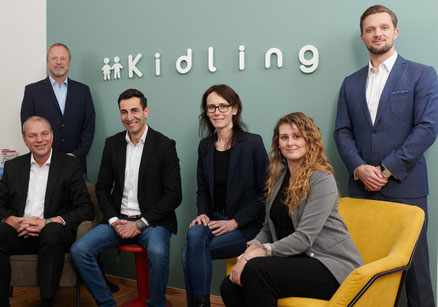 Investitionen in die digitale Zukunft: v. l. n. r.: Peter Straub und Thomas Schwiem (stehend), BürgschaftsBank Berlin, Kidling-Gründer:innen Adam M. Skafi und Eva Mencner, Nadine Riechelmann und Tobias Ahrens (stehend), Berliner Volksbank