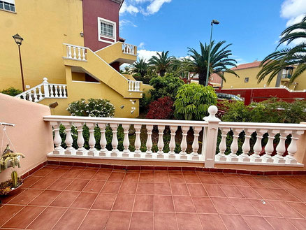 15 qm große Terrasse mit Blick in den Garten der Wohnanlage
