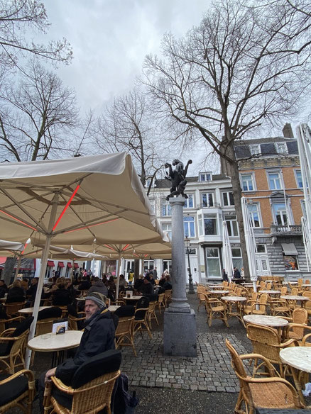 Maastricht - Onze Lieve Vrouweplein - Op zijn zuil overziet Jupiter de terrassen. Aad smacht naar cappuccino. ThP 230325