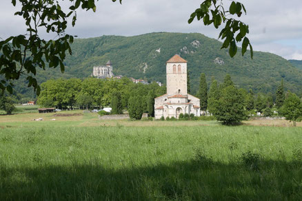 Vue Générale : St-Just de Valcabrère au 1er plan, St-Bertrand au sommet de la colline et le piémont pyrénéen