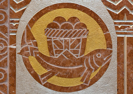 Relief mit Fisch und Brot in der Karmeliterkirche in Dobling/Österreich in Erinnerung an die wunderbare Brotvermehrung.