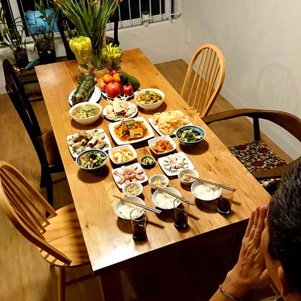 vietnam-saigon-privat-zu hause-familie-tet-2020-neujahrsfest-abendessen-gebet-hand buddha-Klebreiskuchen