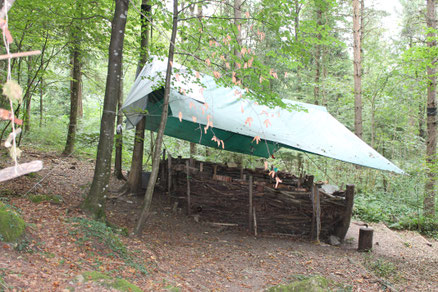 überdachtes Waldsofa in Bilten