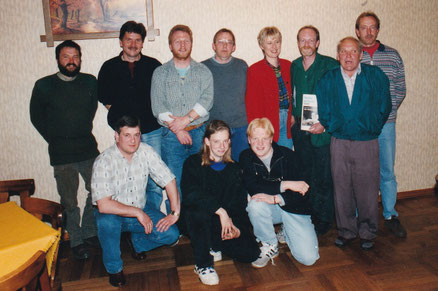Stehend v.l.n.r: Dieter Röhnisch, Manfred Kück, Jürgen Röper, Heino Oetting, Angelika Westenberger, Harry Westenberger, Horst Engelke, Martin Torneden; knieend v.l.n.r.: Joachim Höljes, Michael Thoede, Dennis Röper. Es fehlt: Dietmar Wonneberger.