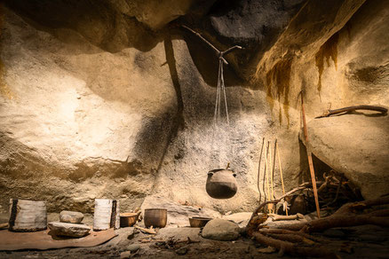 Reconstitution d'un habitat de la première période d'occupation de la grotte des Balmes (Néolithique moyen 3 600/3 5000 av. J.C.)