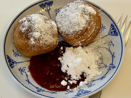 Æbleskiver: das leckere Weihnachtsgebäck aus Dänemark.