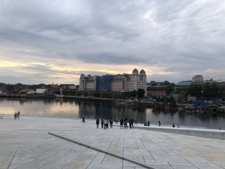 Blick auf das Gebäude gegenüber der Oper von Oslo