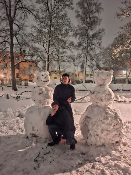Bei einem nächtlichen Spaziergang bauten wir uns zwei Freunde aus Schnee