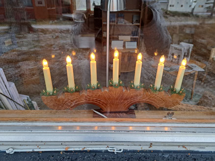 Ein traditioneller Schwibbogen in einem Fenster in Schweden.