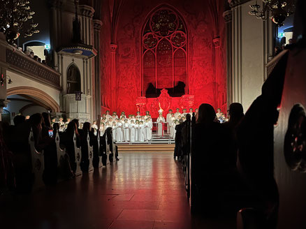 Die heilige Lucia, die der Geschichte nach, Bedürftigen mit einer Lichterkrone geholfen hat, hat auch meinen Dezember deutlich erleuchtet.