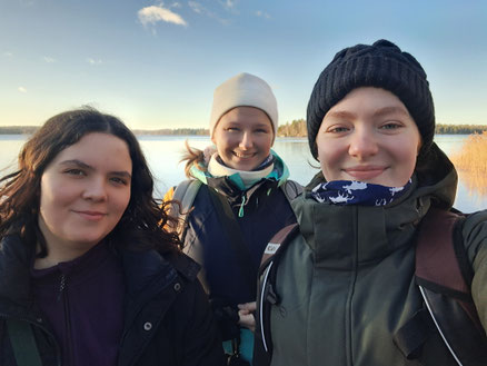 Von links: Lucia, Rebecca und Lea am Toftasjön bei Växjö. (Foto: Lea)