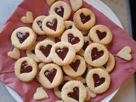 Selbstgebackene Kekse für den Valentinstag im Tageszentrum