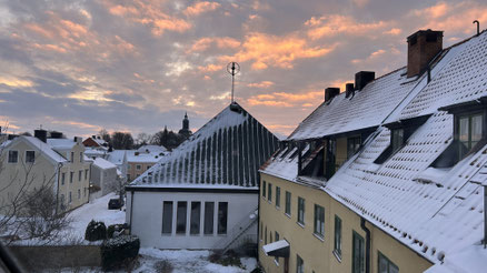 Sonnenuntergang hinter dem Gästehaus und der Kirche
