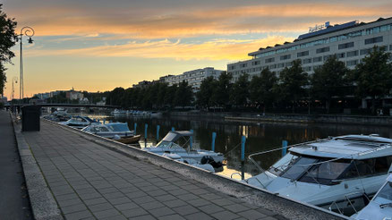 Der Fluss Aurajoki in der Abendsonne.