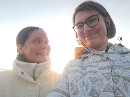 Charlize (r.) mit einer Freiwilligen in Rättvik, zusammen haben sie gekocht.