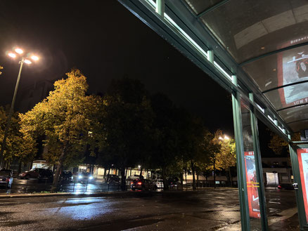 Warten auf den Bus in Bromma auf dem Rückweg aus Stockholm.