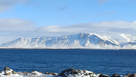 Die verschneite Küste von Reykjavík