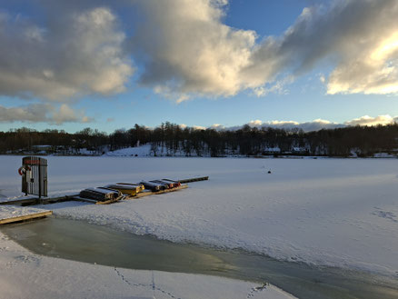 Blick auf die Boote am Steg im Djurgårdsbrunnsviken.