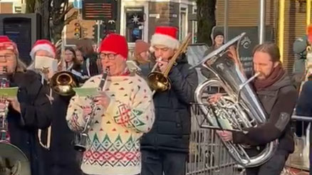 Mit meinem Orchester habe ich traditionell norwegische Weihnachtslieder auf dem Bergenser Weihnachtsmarkt gespielt.