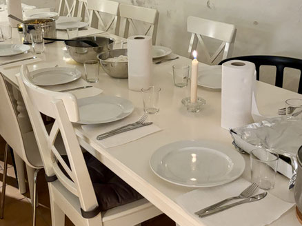 Der gedeckte Tisch für das gemeinsame Essen bei der Caritas.