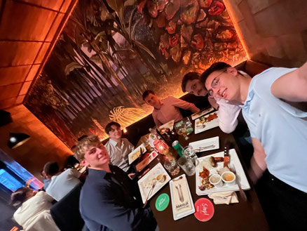 Gemeinsames Essen der vier neuen PiNs mit Alek (PiN 21/22).