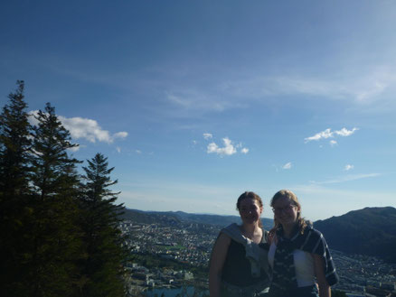 Lea und Mitpraktikantin Rebecca zu Besuch in Bergen. (Foto: privat)