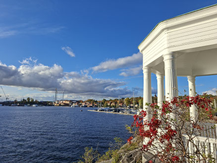 Blick vom Ekotemplet / Lusthuset på Waldermarsudde auf der Insel Djurgården in Stockholm in Richtung Beckholmen.