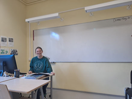 Ich als Lehrerin in der Schule (Foto: privat)