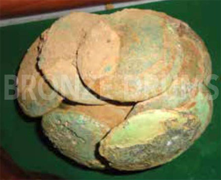 Fig. 8. Vilabouly round copper and bronze old ingots (D5 to 10 cm)