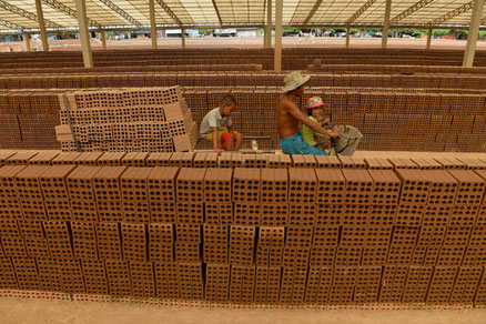 Des Cambodgiens travaillent dans une manufacture de briques près de Phnom Penh, le 11 décembre 2018 (AFP TANG CHHIN Sothy)