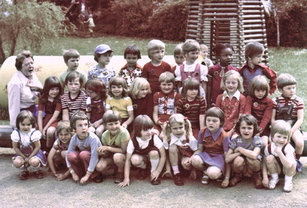 Kindergartengruppe mit der Kita-Leiterin Frau Wißkott in den 70er Jahren // Foto: KiFaZ