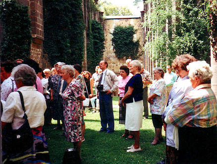 Führung im Kloster Arnsburg, 1993 // Foto: Gömmer