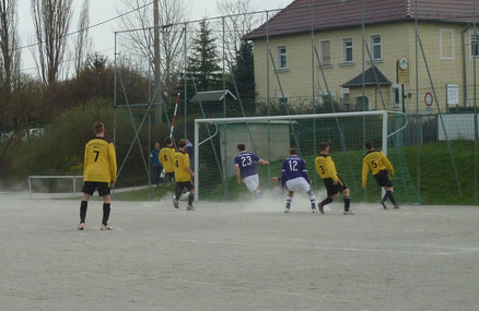 Tom Kaiser (Nr. 23) mit dem goldenen Treffer des Tages