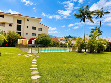Blick auf den Gemeinschaftspool in der grünen Wohnanlage 