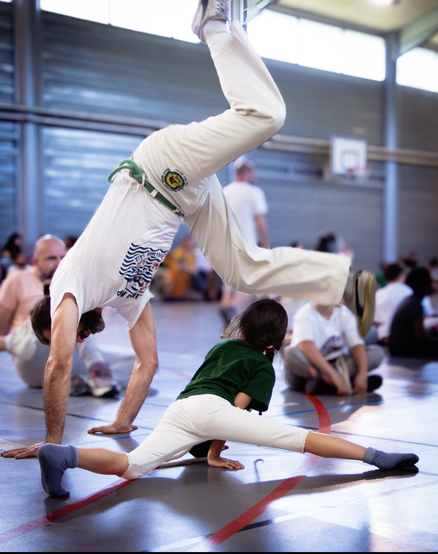 Cours de capoeira enfant à Toulouse : enfant réalisant un mouvement de capoeira pendant un entraînement de Quilombo Capoeira Toulouse.