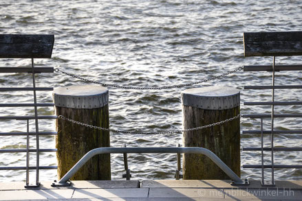 Elbe Wasser Hafen Poller Kette Duckdalben