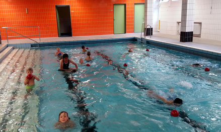 Juni 2018, Kinderschwimmkurs im Lehrschwimmbecken Waldschule