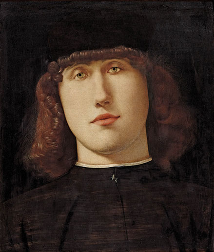 Retrato de joven 1498.Óleo 34x27cm.Academia de Bérgamo. El fondo negro focaliza la atención en su rostro adolescente caracterizado como soñador y enimático.Perfección técnica. El reverso presenta una representación original un mármol que emula el jaspe.