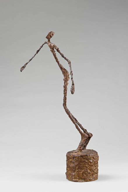 Alberto Giacometti. El hombre que se tambalea 1950. Bronce 60x22x36cm.Musée d ´Orsey. Aqui el hombre aparece barrido por el viento, tratando de huir de la duda, del fracaso del pánico...