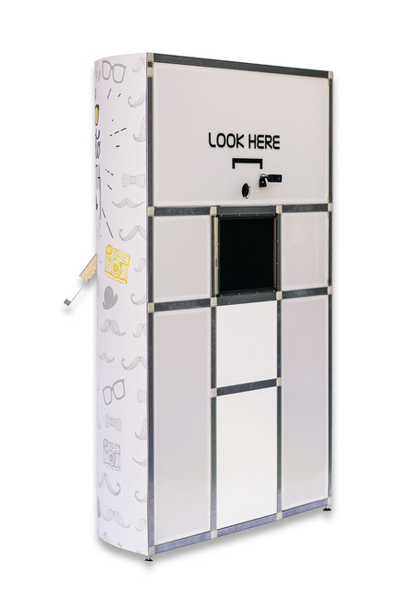 HalloPhotobooth Tower Hochzeitsfotograf Bayern Allgäu Augsburg Fotobox Fotokabine Fotosäule Fotoautomat Photobooth Bohobooth Videobooth Hochzeiten Geburtstagsfeiern Party Betriebsfeiern Firmenjubiläum Messen Roadshows Sommerfeste Sponsoring Event