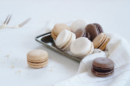 バニラとチョコレートのマカロンが盛り付けられたお皿。
