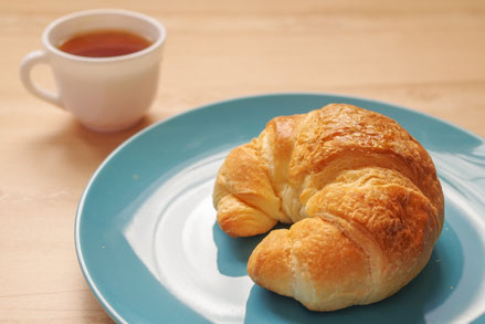 クロワッサンのお皿と紅茶のカップ。