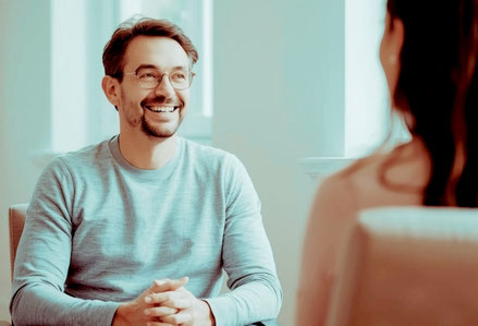 Energiegeladener Mitarbeiter eines Unternehmens. Superman-Stil. Ergebnis von Mitarbeitercoaching.