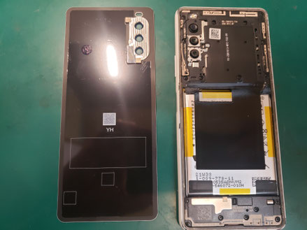 SONY XPERIA 10 IIIのバックパネルを取り外した状態