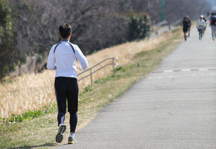 坐骨神経痛で走ると足腰が痛い女性