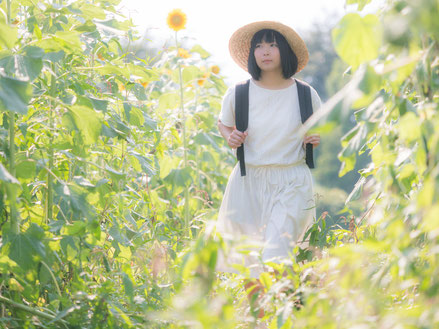 奈良県香芝市を歩く肩こり女性