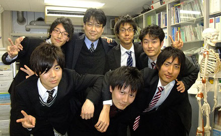 教授室で卒業生とともに(後列中央が中野先生)